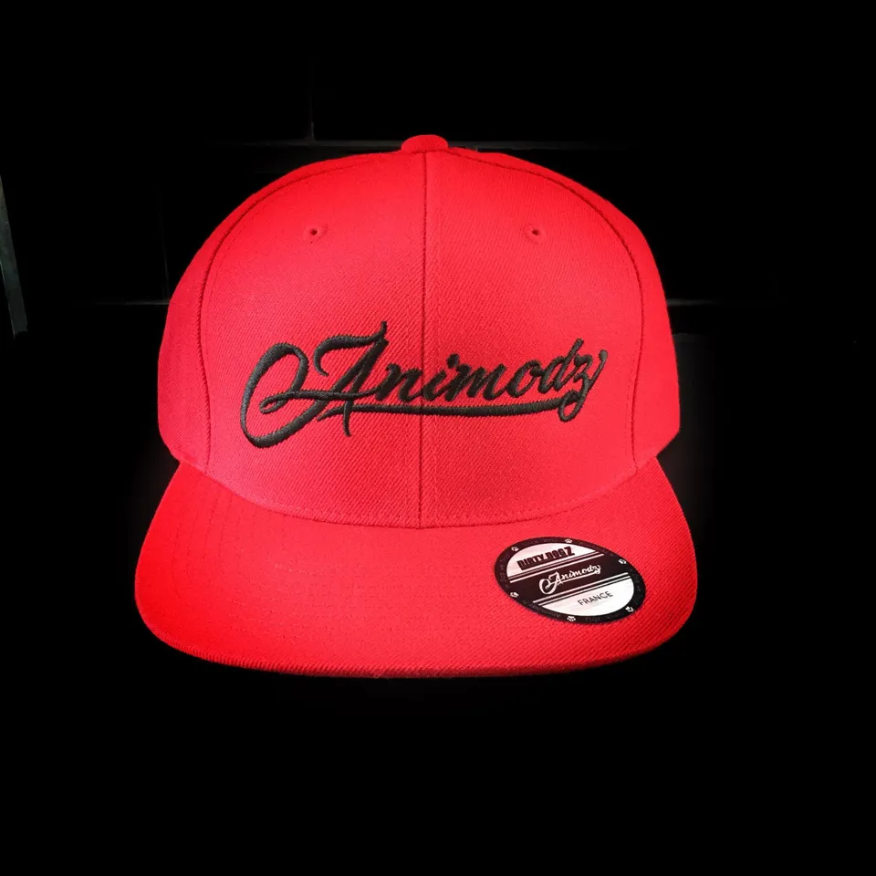 animodz-textiles-casquette-snapback-rouge-noir image 1